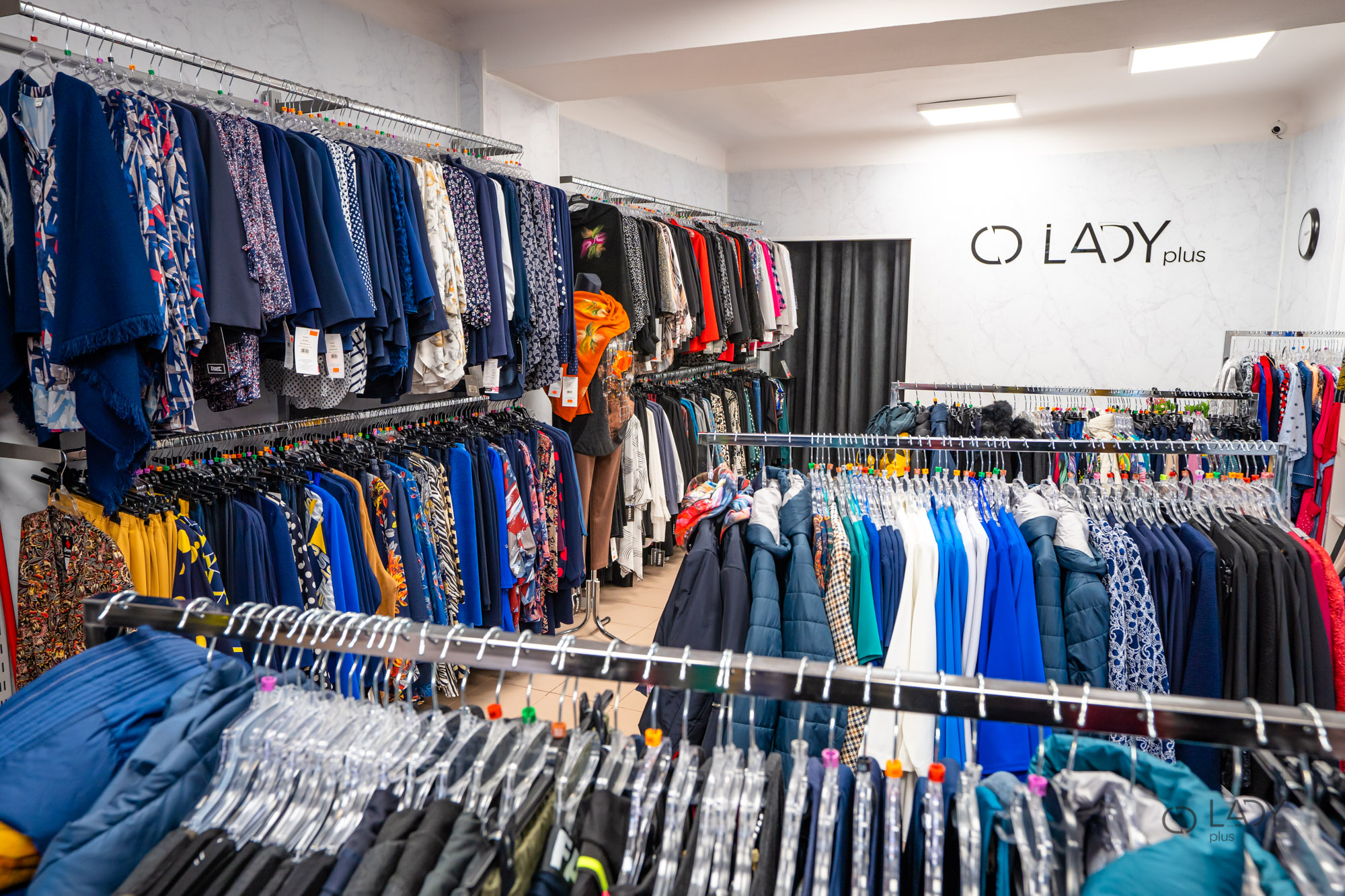 Boutique sieviešu apģērbu veikals plus izmēra grūtnieču apģērbi