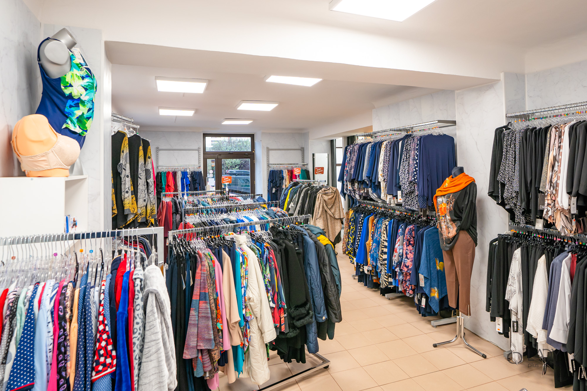 Boutique sieviešu apģērbu veikals plus izmēra grūtnieču apģērbi