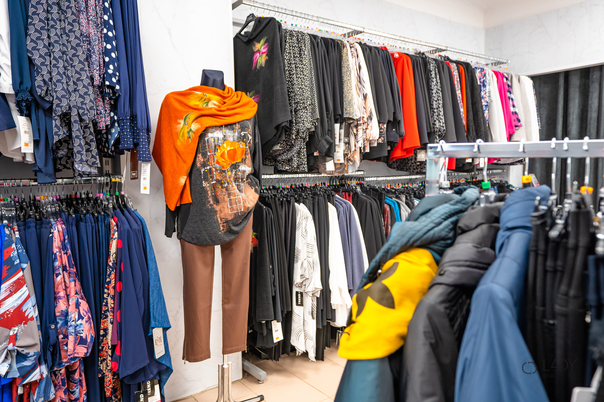 Boutique sieviešu apģērbu veikals plus izmēra grūtnieču apģērbi