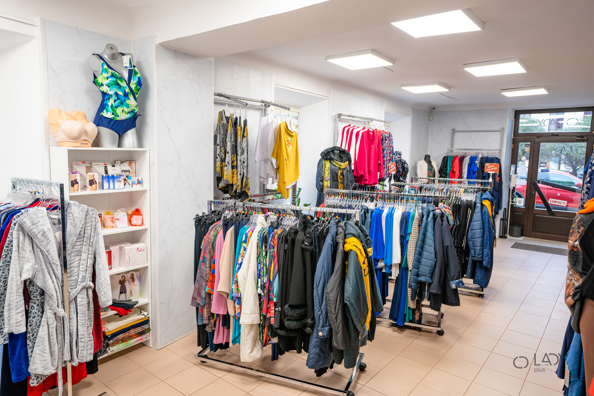 Boutique sieviešu apģērbu veikals plus izmēra grūtnieču apģērbi