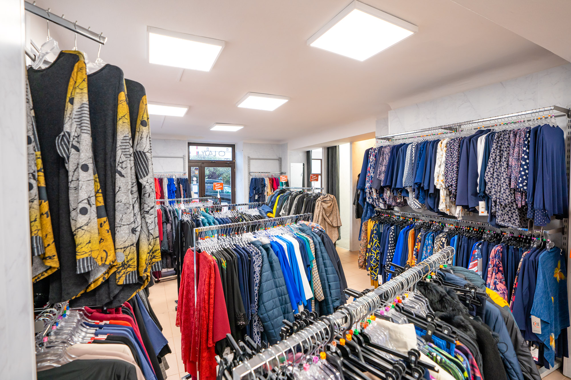Boutique sieviešu apģērbu veikals plus izmēra grūtnieču apģērbi