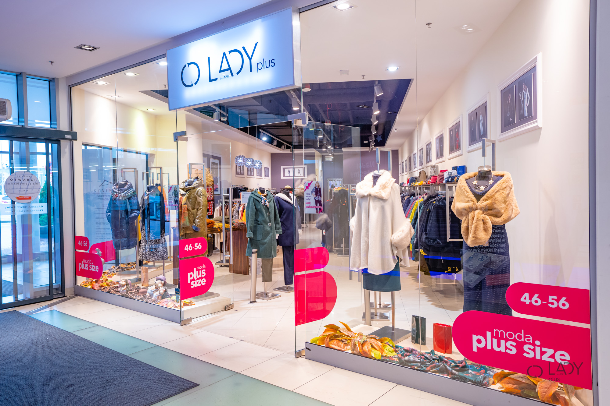 Boutique sieviešu apģērbu veikals plus izmēra grūtnieču apģērbi